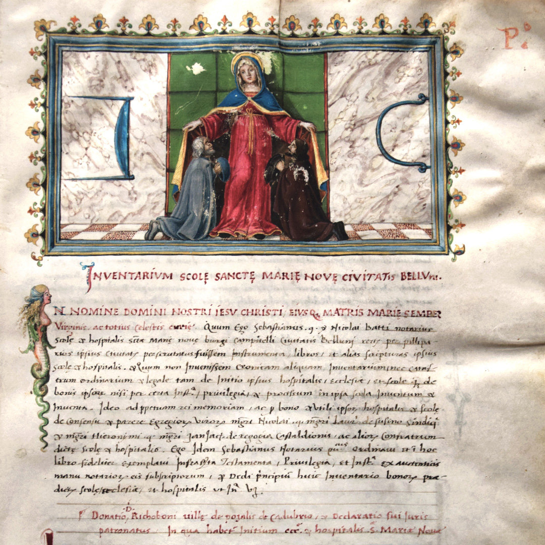 Disegno policromo della Madonna della Misericordia, con capolettera finemente miniato. Ai lati dell’immagine i simboli della corporazione dei pellicciai: presumibilmente un raschiatoio per le pelli e la maniglia del contenitore in cui venivano immerse per la concia.